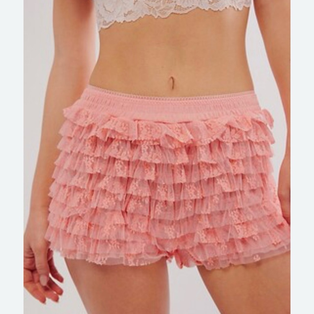 NWOT FREE PEOPLE FEELING FOR LACE SHORTIES. CORAL Lace Ruffle Shorts